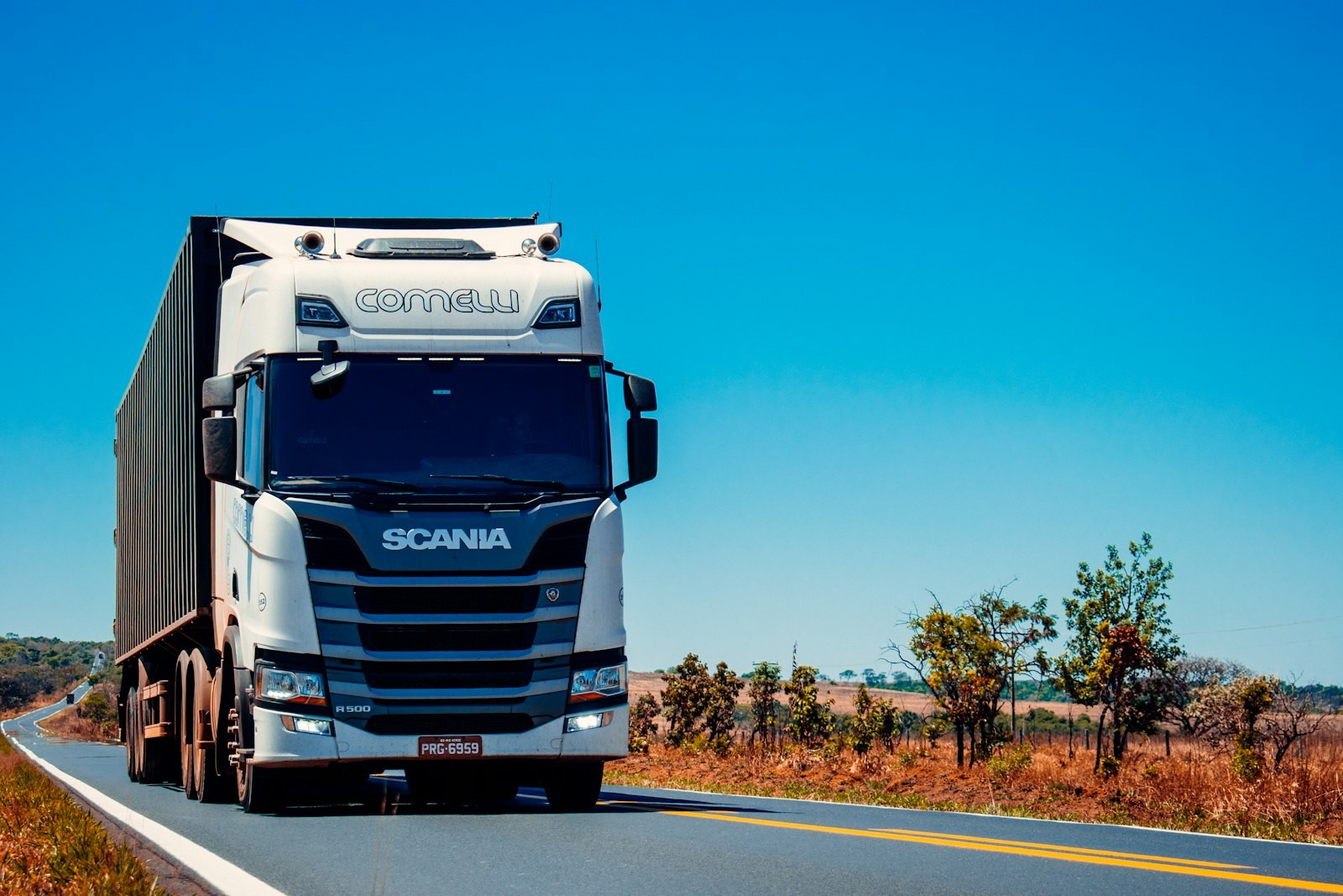 Camion de fret sur une route de transport longue distance