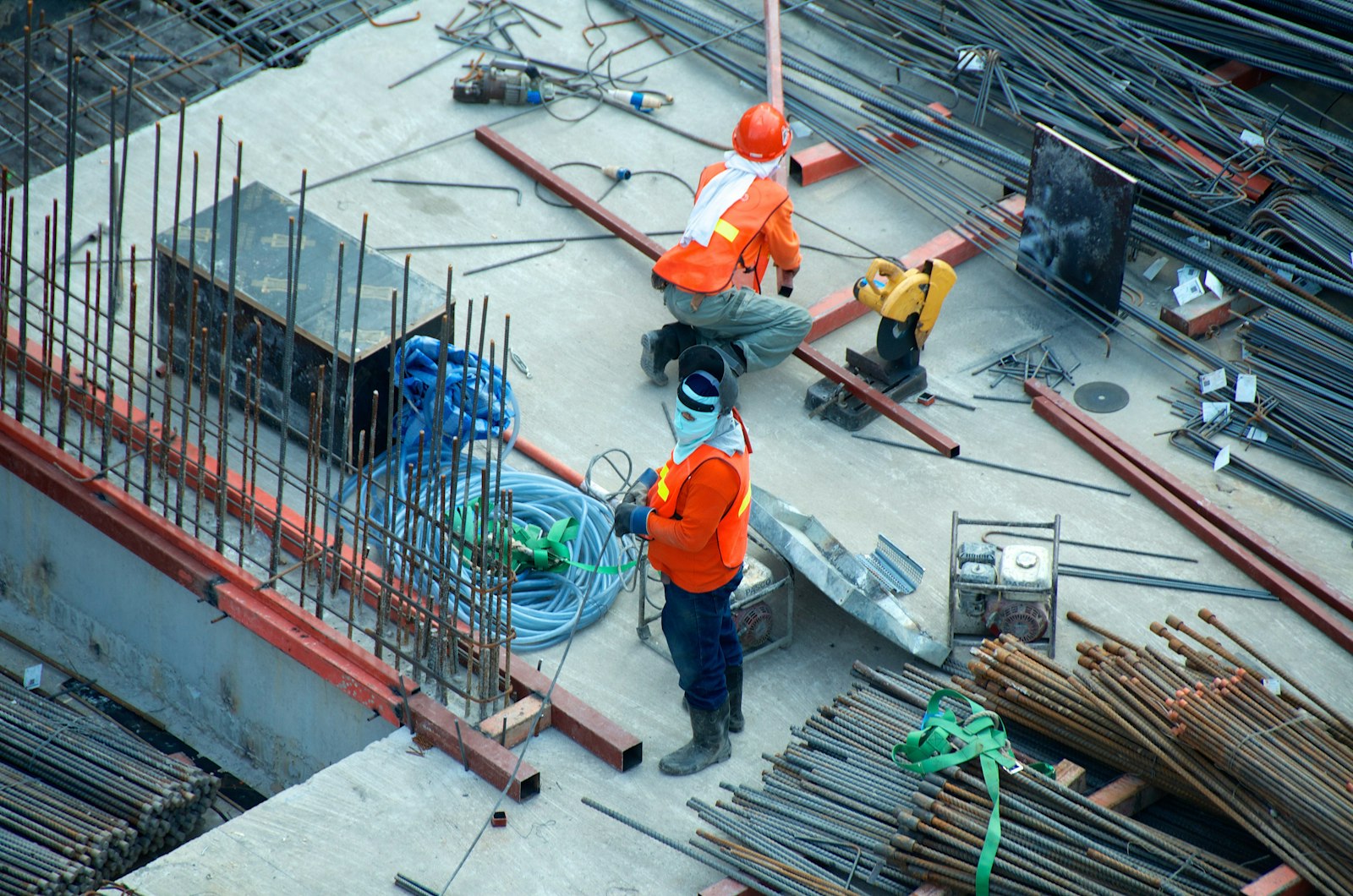 Armatures en acier et travaux d'ingénierie structurelle sur chantier